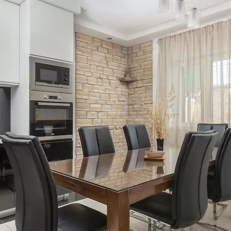 Casa vacanze Old House With Pool, Jacuzzi