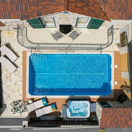 Holiday home Old House With Pool, Jacuzzi *