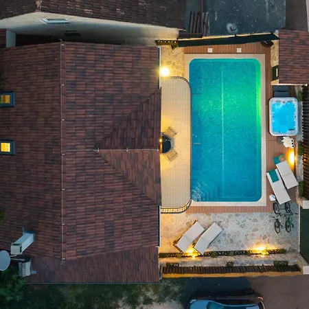 Old House With Pool, Jacuzzi