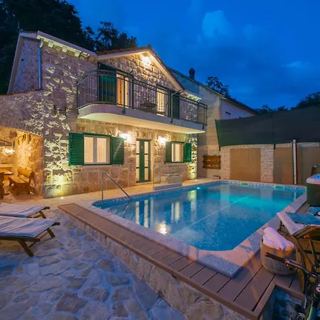 펜션 Old House With Pool, Jacuzzi Sumet