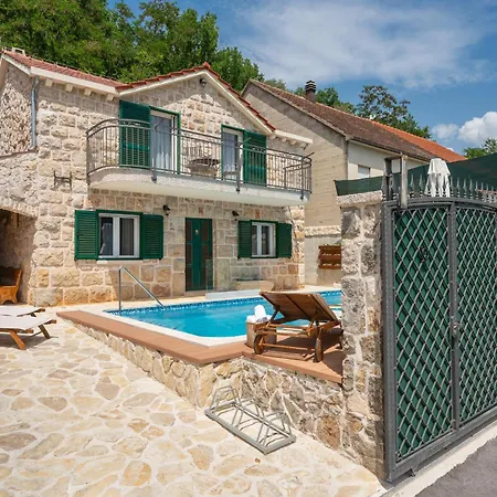 Old House With Pool, Jacuzzi Holiday home