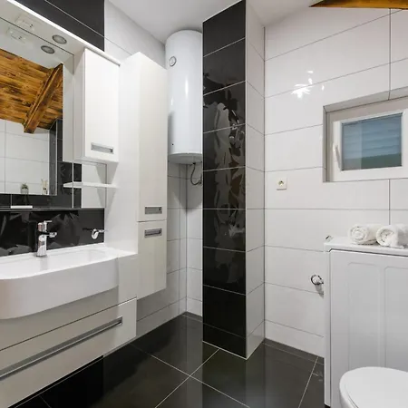 Old House With Pool, Jacuzzi 펜션 Sumet