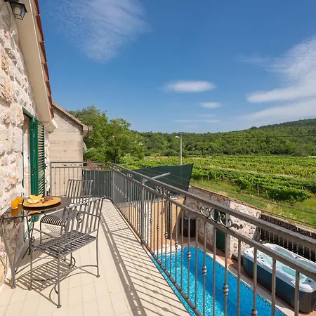 Old House With Pool, Jacuzzi Holiday home