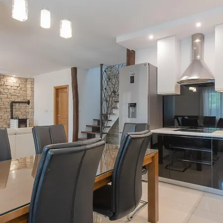 Old House With Pool, Jacuzzi 펜션 *