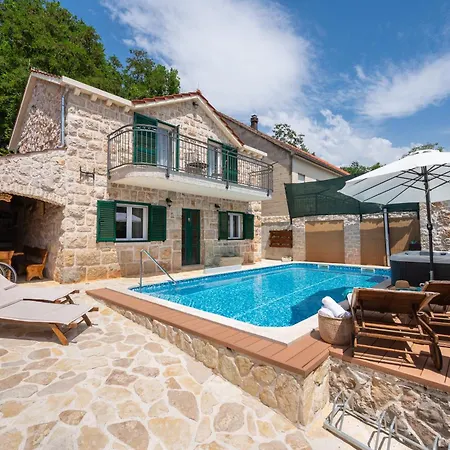 Old House With Pool, Jacuzzi Sumet