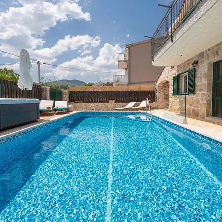 Old House With Pool, Jacuzzi * Sumet