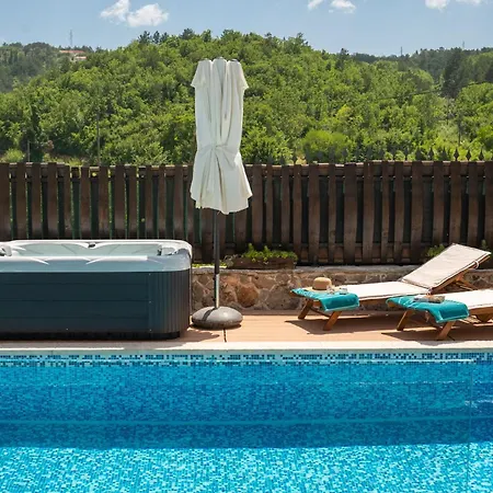 펜션 Old House With Pool, Jacuzzi *