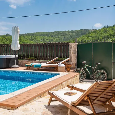 Old House With Pool, Jacuzzi Šumet