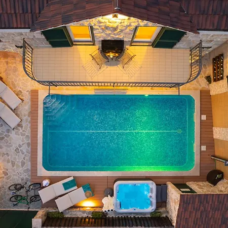 Old House With Pool, Jacuzzi * Sumet