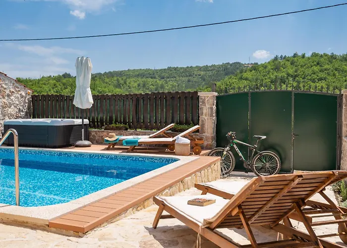 Old House With Pool, Jacuzzi Sumet